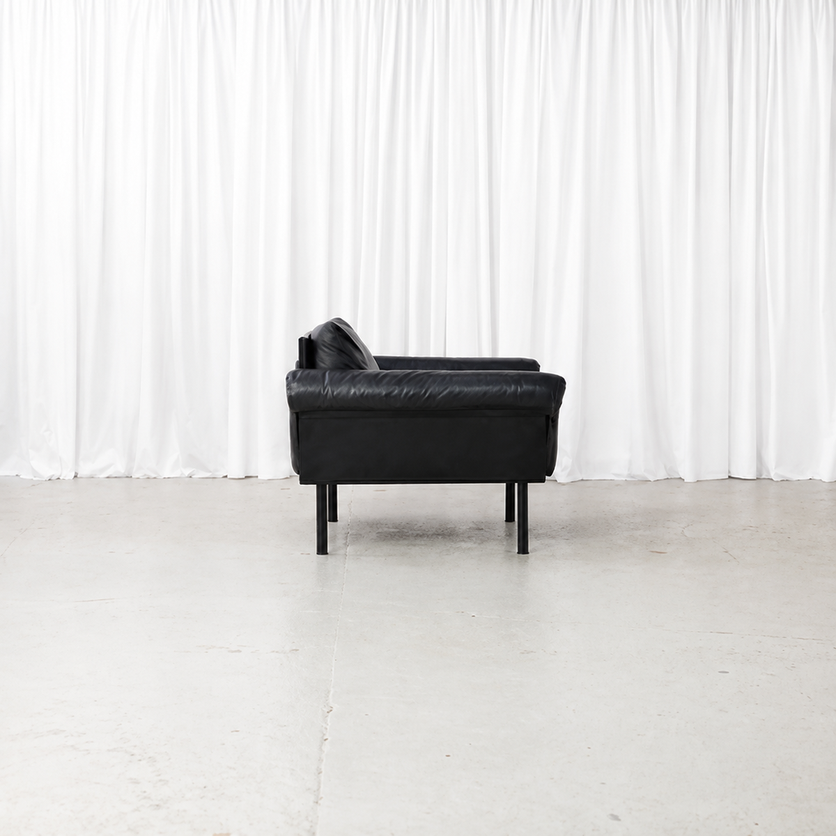Yrjö Kukkapuro Ateljee armchair in black leather, side view