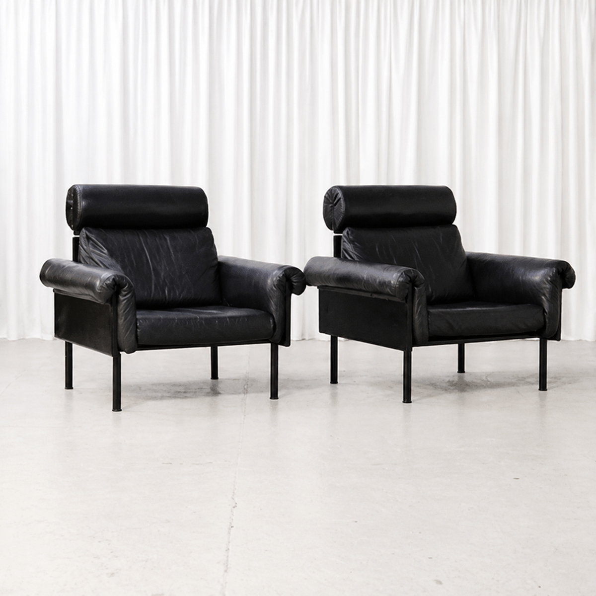 Pair of Yrjö Kukkapuro Ateljee armchairs in black leather with removable headrests