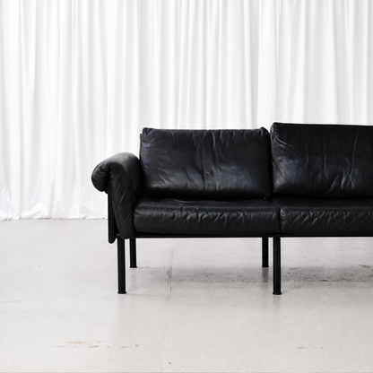 Svarta läderdynor och armstöd på Yrjö Kukkapuros Ateljee-soffa