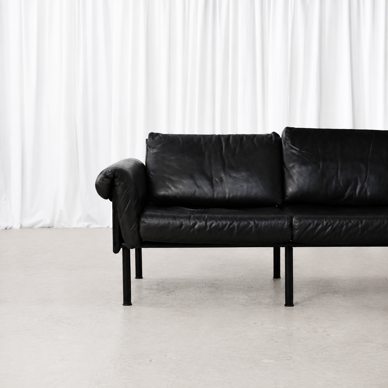 Yrjö Kukkapuro Ateljee sofa in black leather, side detail