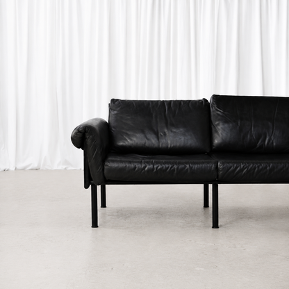 Yrjö Kukkapuros Ateljee-soffa i svart läder, sidodetalj