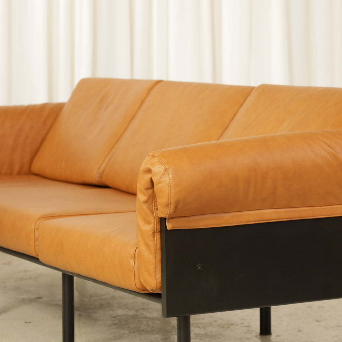 Yrjö Kukkapuro Ateljee Three-Seater Sofa with Renewed Cushions, ateljee sofa, armrest and cushion detail
