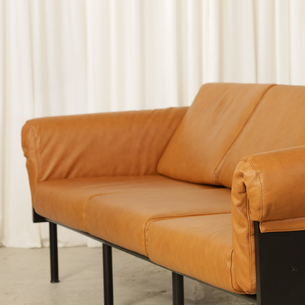 Yrjö Kukkapuro Ateljee Three-Seater Sofa with Renewed Cushions, ateljee sofa, cushion and frame detail