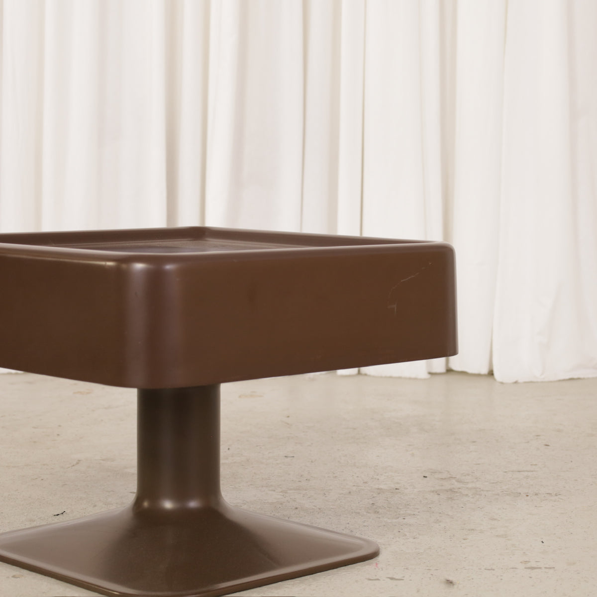 Yrjö Kukkapuro Brown Fibreglass Coffee and Side Table, detail of scratch on side of brown table