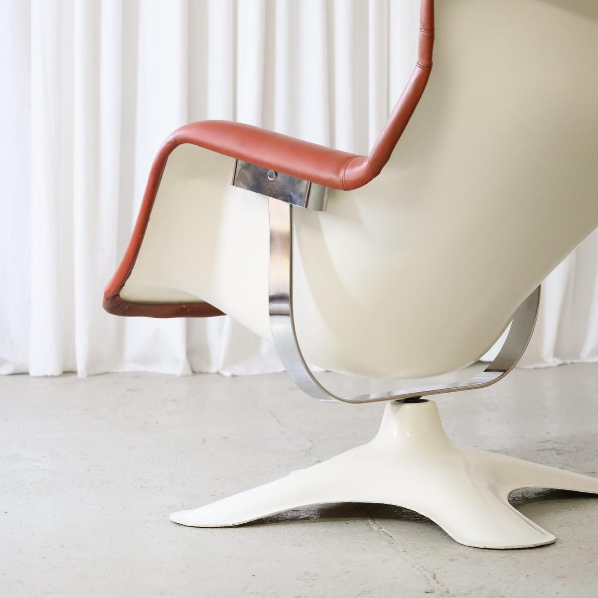 Yrjö Kukkapuro Karuselli Lounge Chair in Orange-Brown Leather for Haimi, karuselli lounge chair, fibreglass shell and chrome support detail
