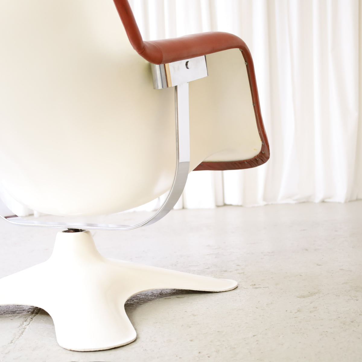 Yrjö Kukkapuro Karuselli Lounge Chair in Orange-Brown Leather for Haimi, karuselli lounge chair, rear mechanism and base detail