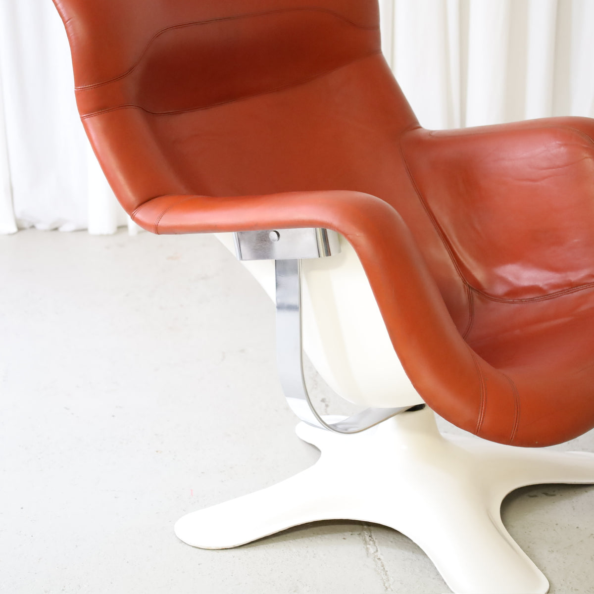 Yrjö Kukkapuro Karuselli Lounge Chair in Orange-Brown Leather for Haimi, karuselli lounge chair, leather upholstery and shell detail