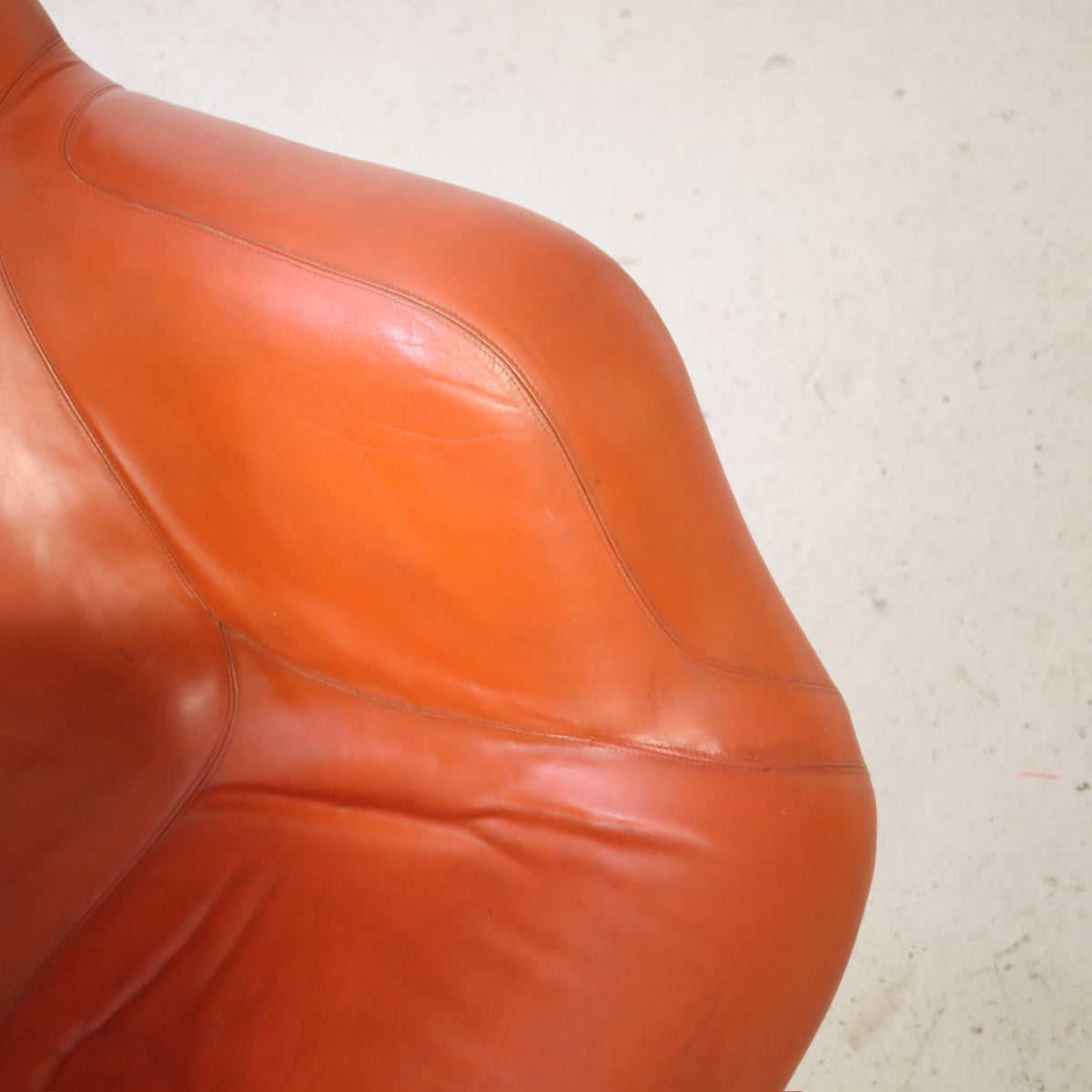 Yrjö Kukkapuro Karuselli Lounge Chair in Orange-Brown Leather for Haimi, karuselli lounge chair, orange-brown leather upholstery close-up