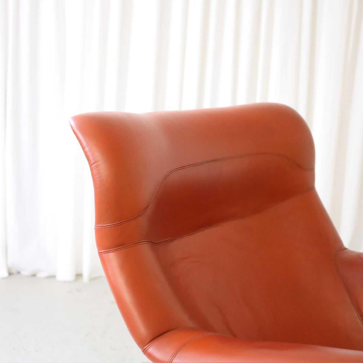 Yrjö Kukkapuro Karuselli Lounge Chair in Orange-Brown Leather for Haimi, karuselli lounge chair, high backrest detail
