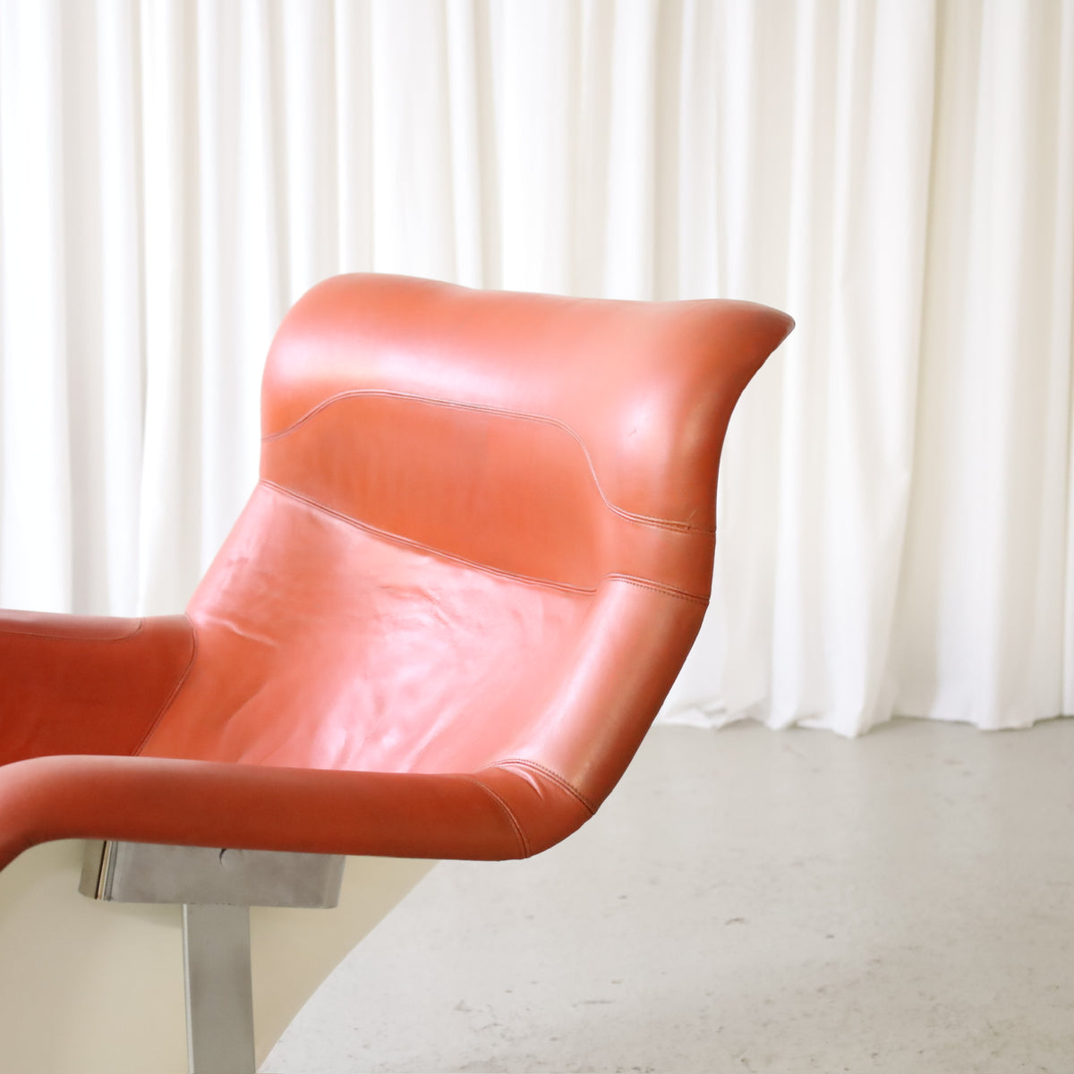 Yrjö Kukkapuro Karuselli Lounge Chair in Orange-Brown Leather for Haimi, karuselli lounge chair, leather seat and backrest detail