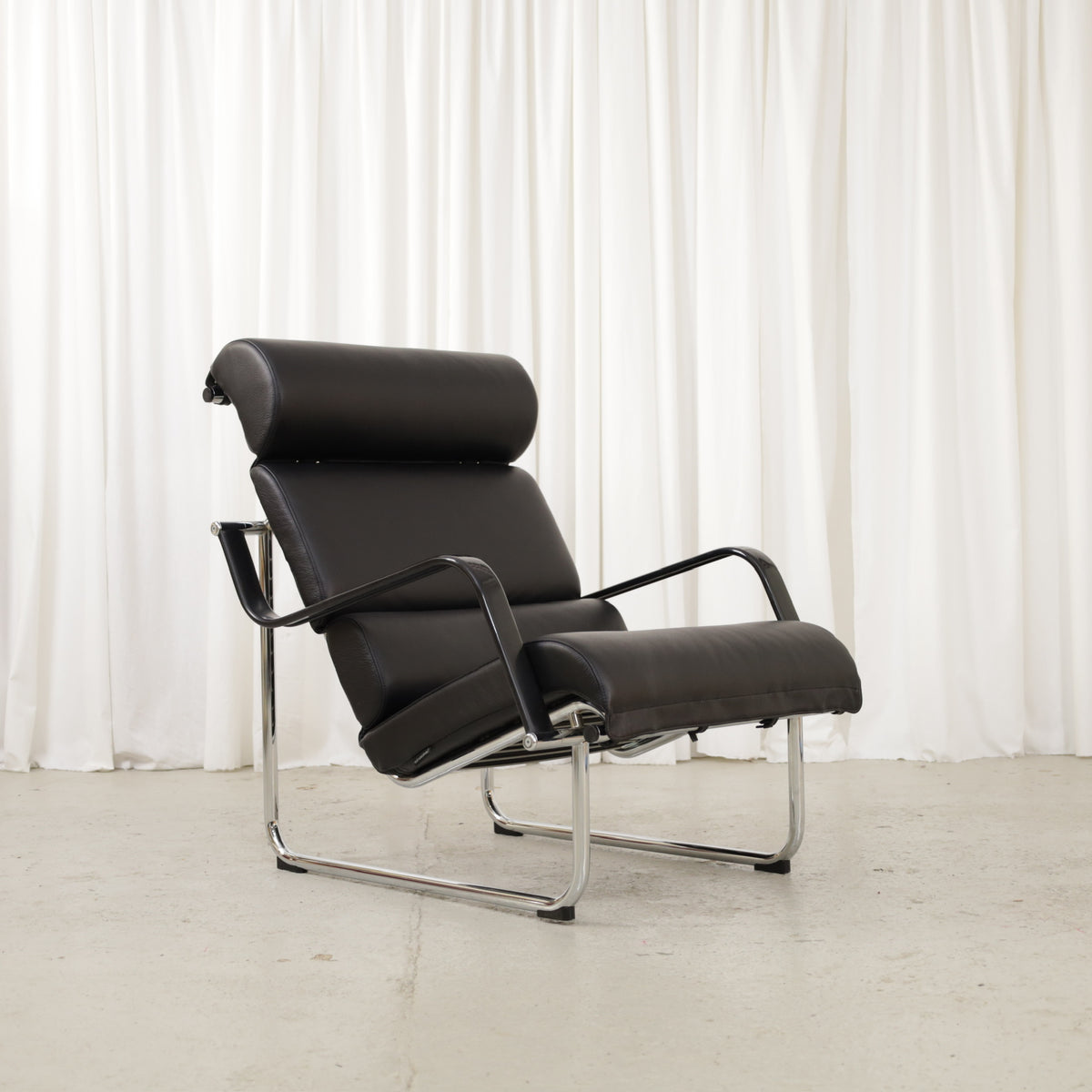 Yrjö Kukkapuro Remmi Lounge Chair with New Black Leather Cover, yrjö Kukkapuro Remmi lounge chair with new black leather upholstery, front