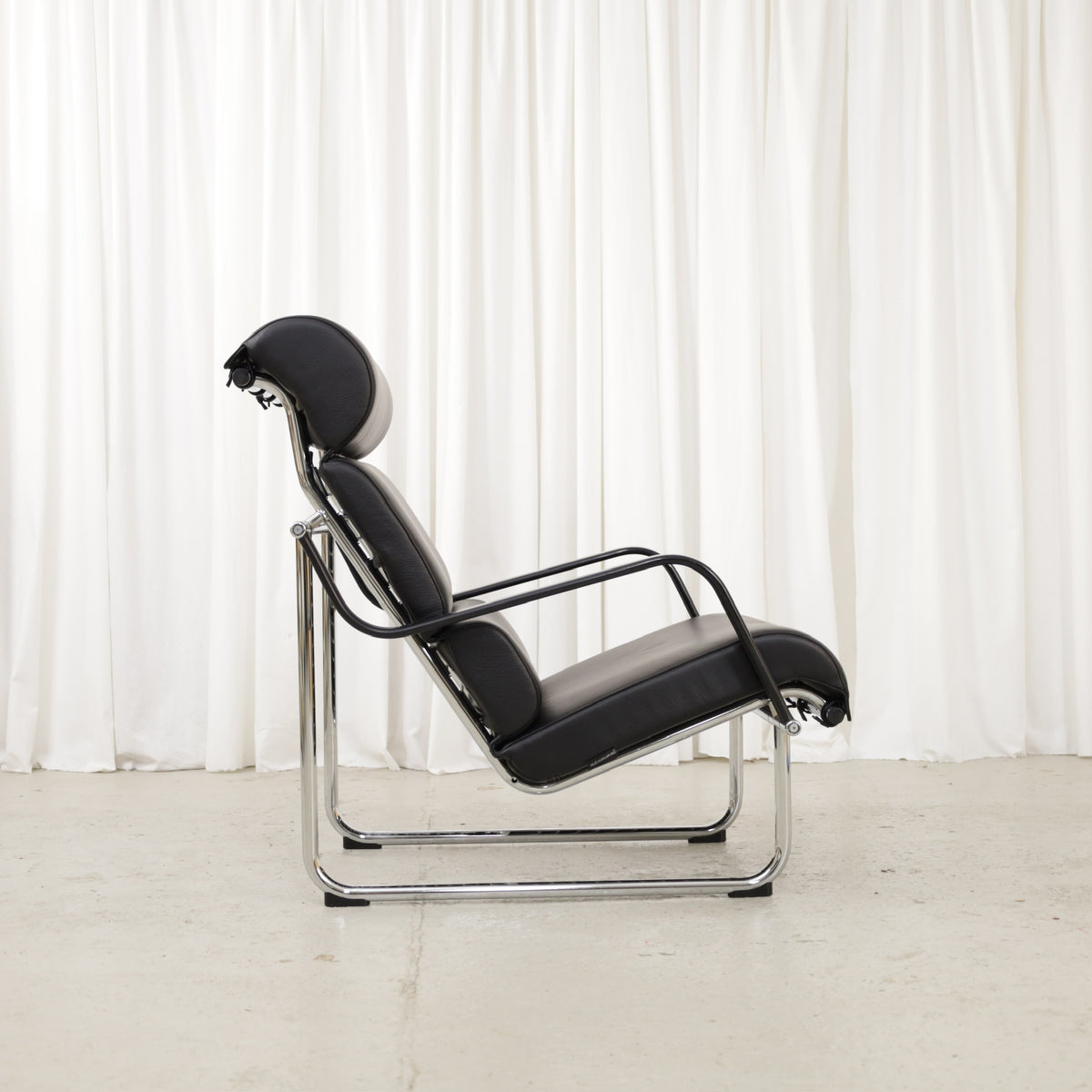 Yrjö Kukkapuro Remmi Lounge Chair with New Black Leather Cover, remmi lounge chair with chrome frame and new black leather upholstery, side view