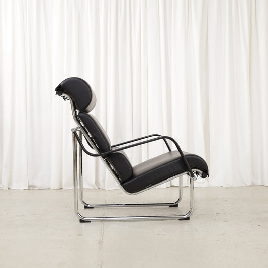 Yrjö Kukkapuro Remmi Lounge Chair with New Black Leather Cover, remmi lounge chair with chrome frame and new black leather upholstery, side view