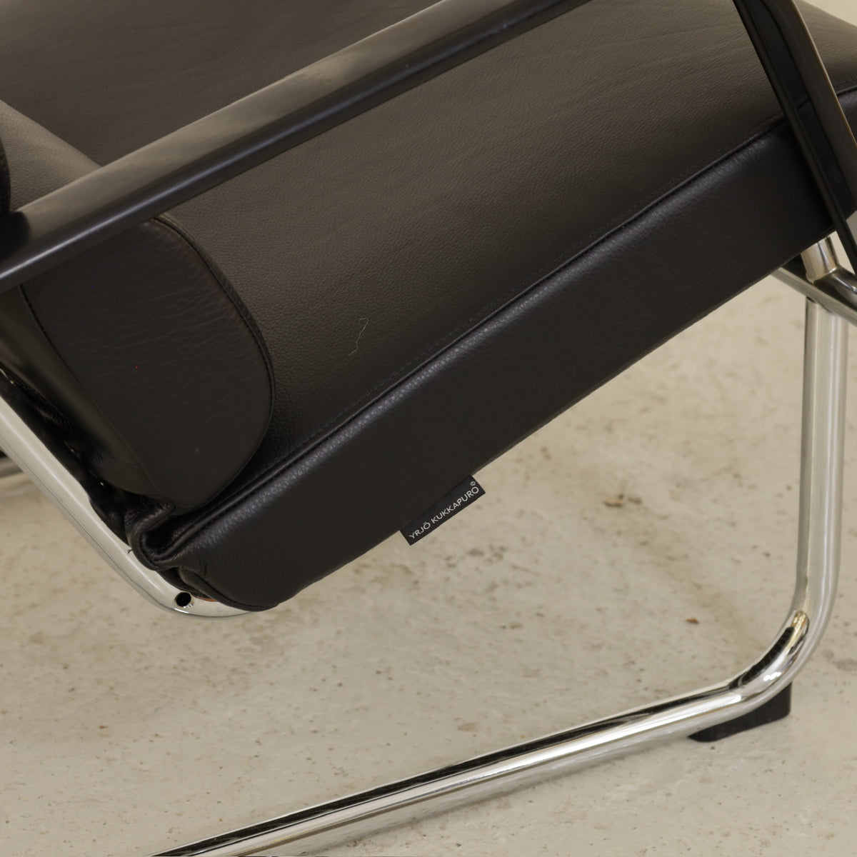 Yrjö Kukkapuro Remmi Lounge Chair with New Black Leather Cover, detail of the new black leather seat and chrome sled base