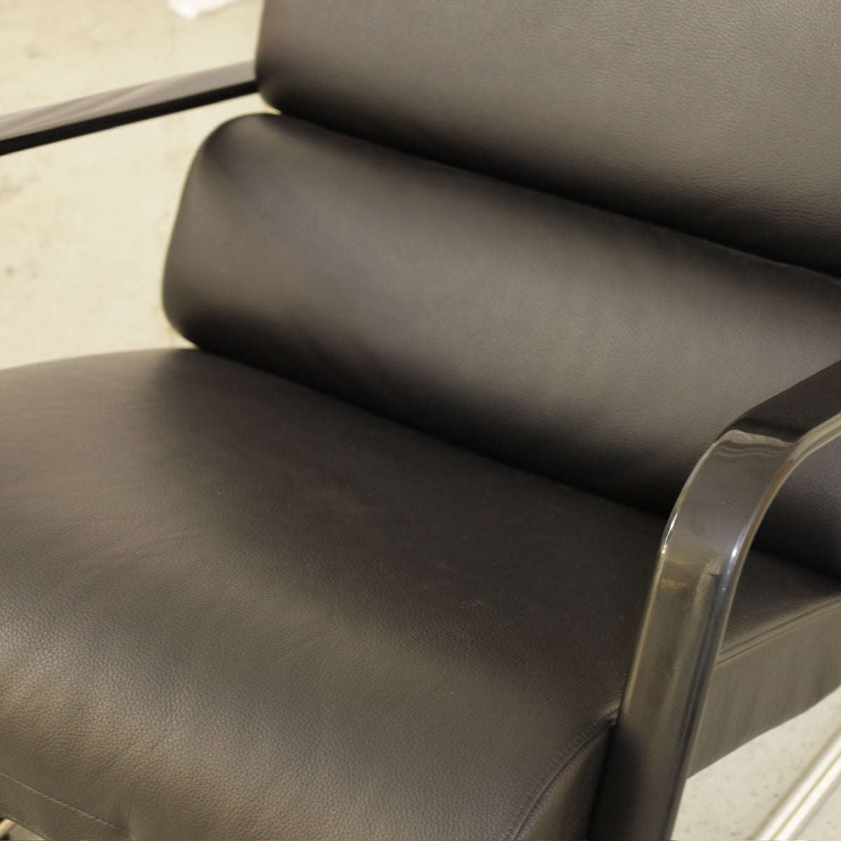 Yrjö Kukkapuro Remmi Lounge Chair with New Black Leather Cover, close-up of the new black leather seat and back cushions