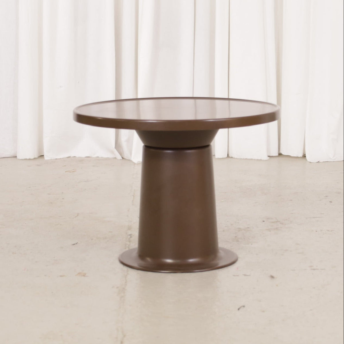 Yrjö Kukkapuro Saturnus Brown Fibreglass Coffee and Side Table, brown Yrjö Kukkapuro Saturnus coffee table, front view