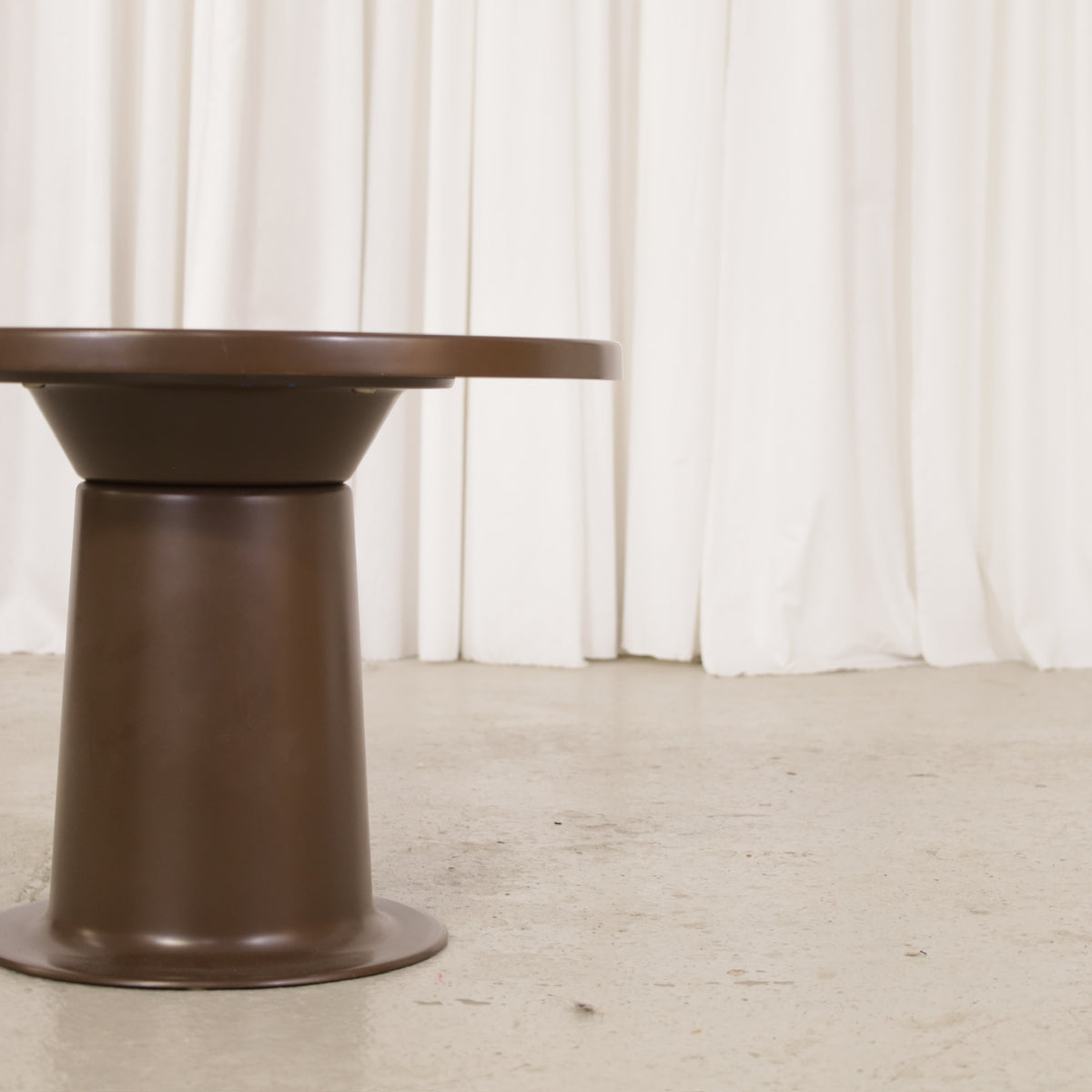Yrjö Kukkapuro Saturnus Brown Fibreglass Coffee and Side Table, saturnus round table, view of pedestal and edge