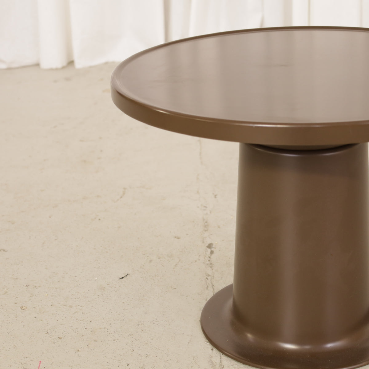 Yrjö Kukkapuro Saturnus Brown Fibreglass Coffee and Side Table, detail of the Saturnus table top and rim