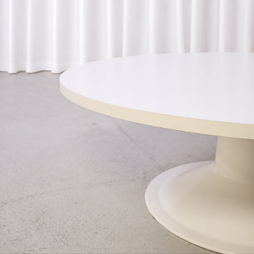 Saturnus coffee table with white top and cream fibreglass base