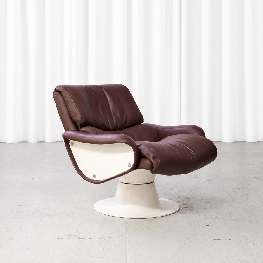 Yrjö Kukkapuro Saturnus lounge chair in brown leather, front three-quarter view