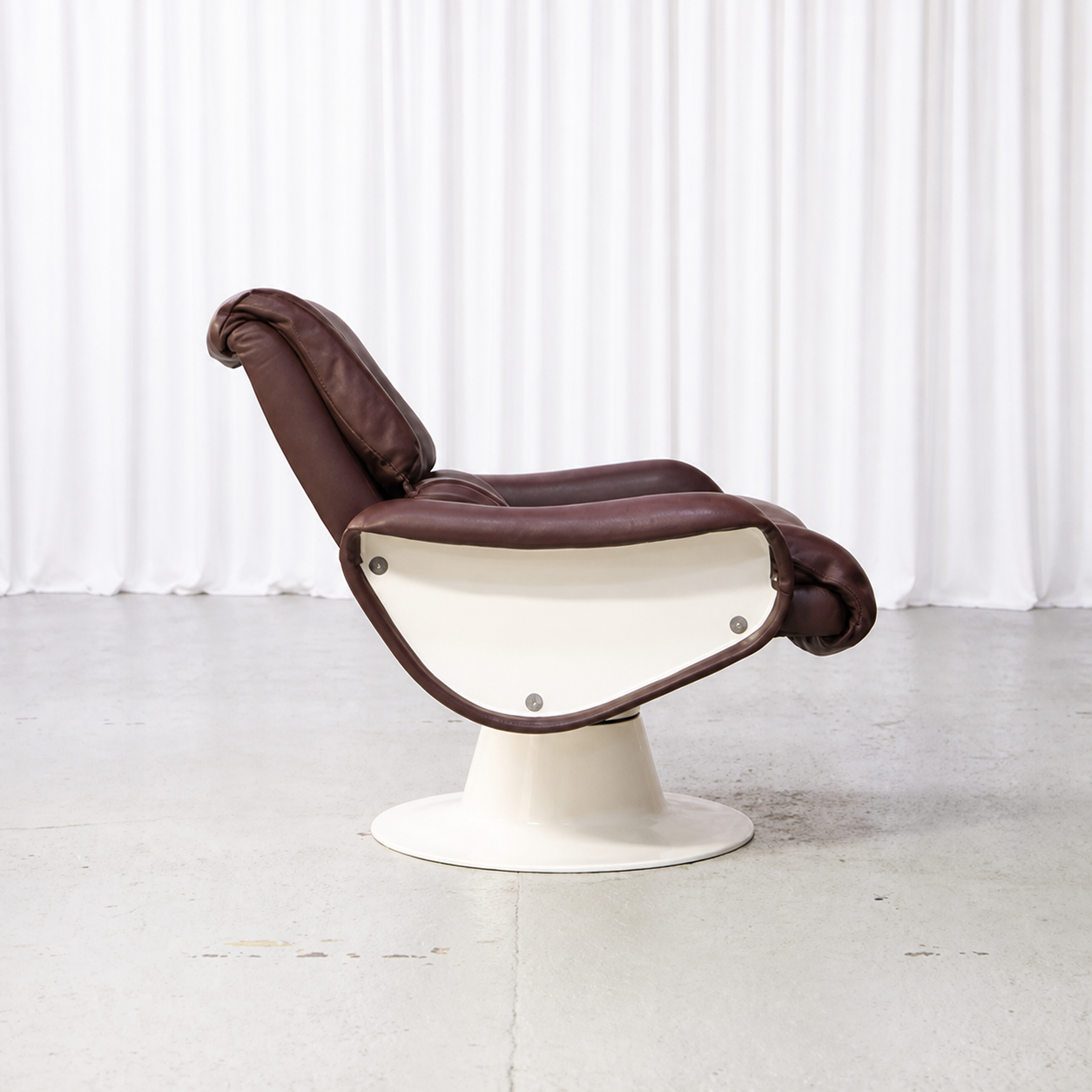 Yrjö Kukkapuro Saturnus swivel lounge chair in brown leather, side view