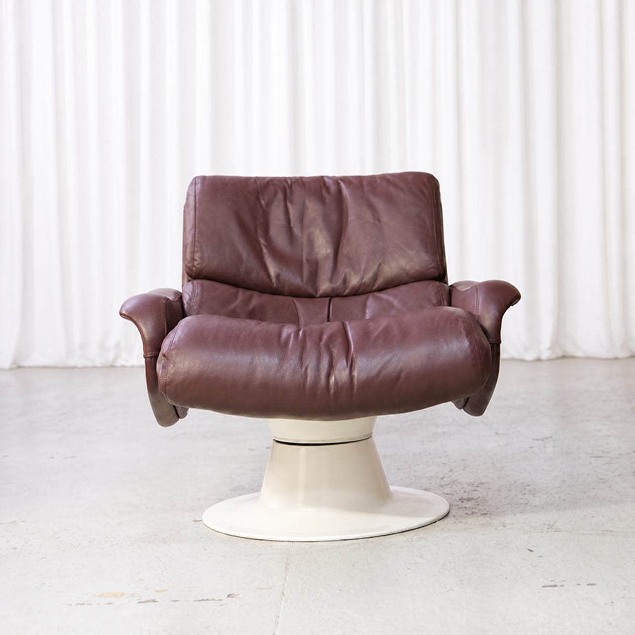 Yrjö Kukkapuro Saturnus lounge chair in brown leather, straight-on view
