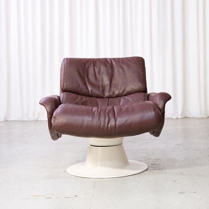 Yrjö Kukkapuro Saturnus lounge chair in brown leather, straight-on view