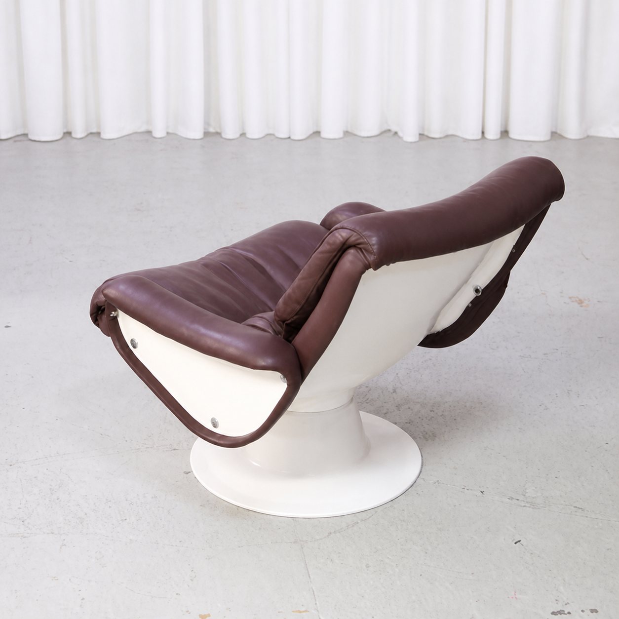 Rear view of Yrjö Kukkapuro Saturnus lounge chair with white fibreglass shell