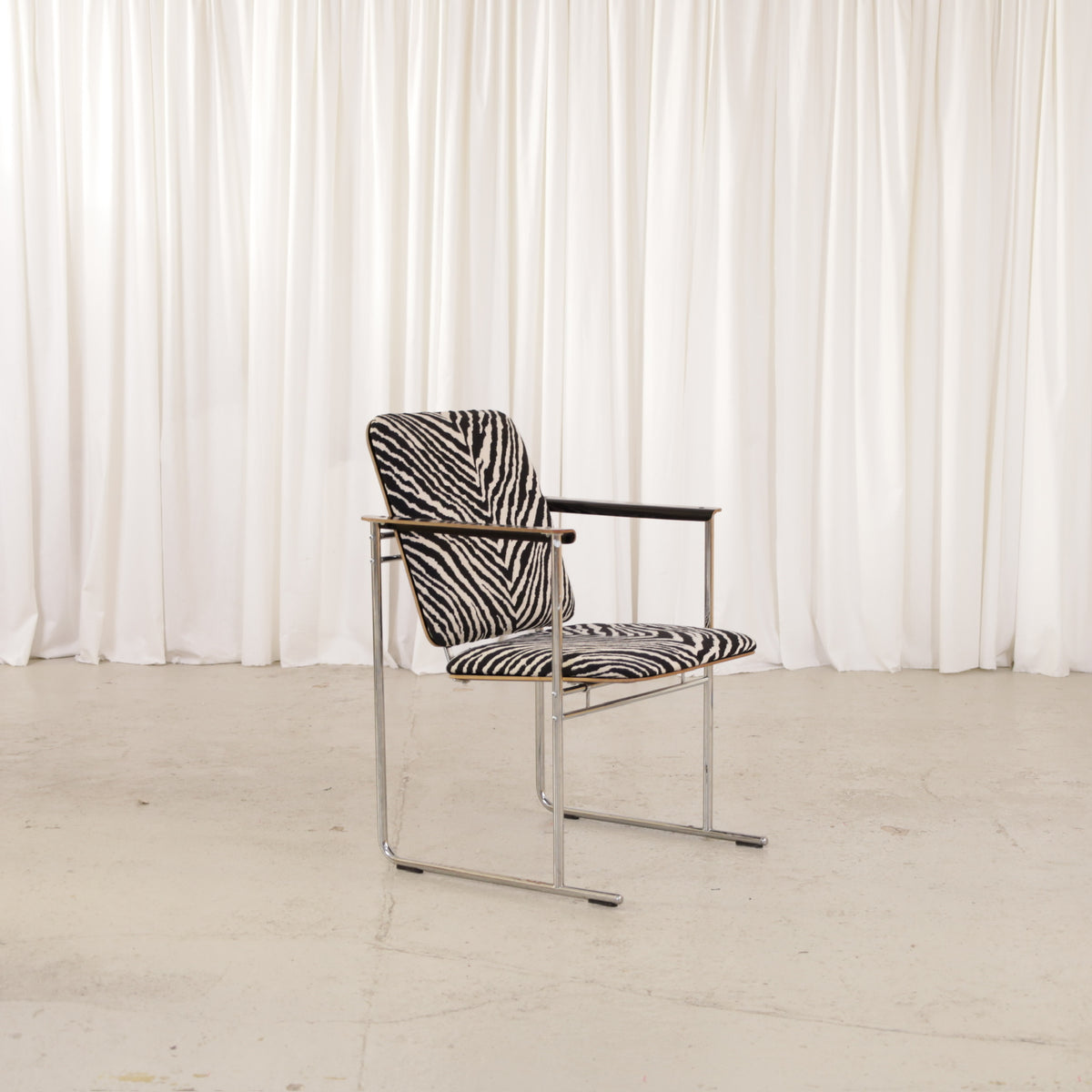 Yrjö Kukkapuro Skaala 472 Chair in Zebra-Pattern Fabric for Avarte, skaala armchair, side angle