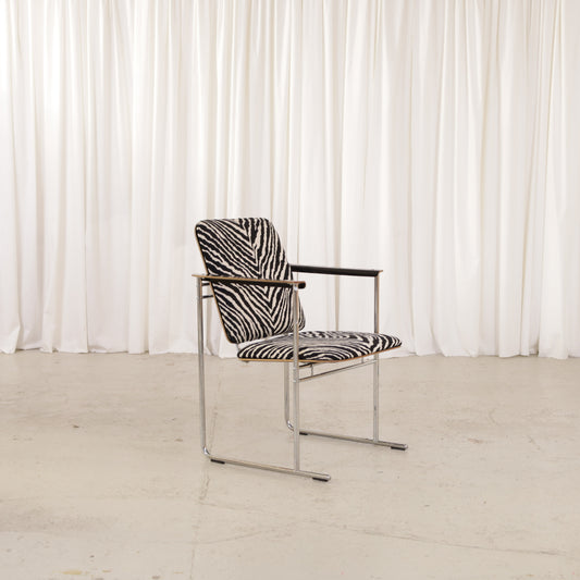 Yrjö Kukkapuro Skaala 472 Chair in Zebra-Pattern Fabric for Avarte, skaala armchair, side angle