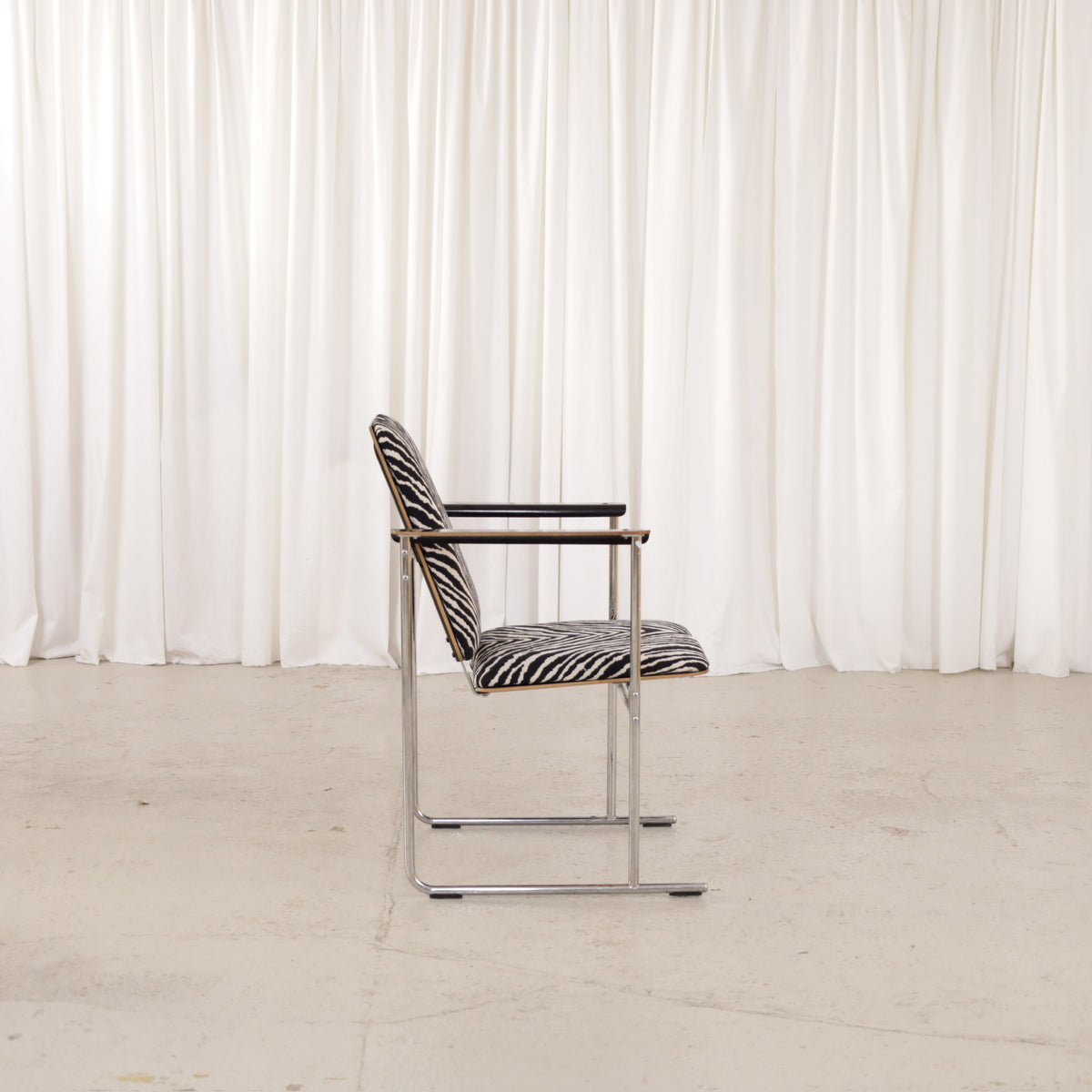 Yrjö Kukkapuro Skaala 472 Chair in Zebra-Pattern Fabric for Avarte, skaala armchair, side profile