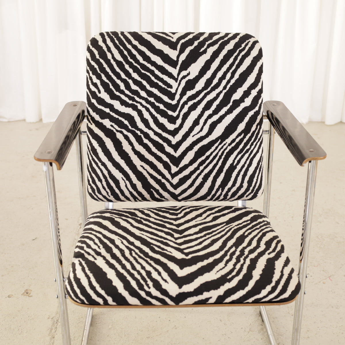 Yrjö Kukkapuro Skaala 472 Chair in Zebra-Pattern Fabric for Avarte, new black and white upholstery and armrest detail