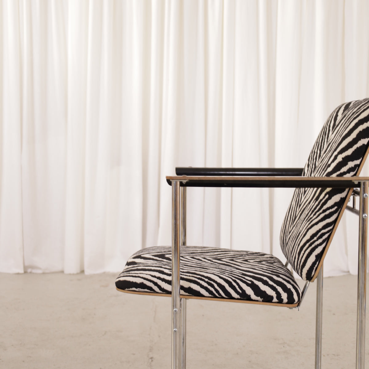 Yrjö Kukkapuro Skaala 472 Chair in Zebra-Pattern Fabric for Avarte, skaala armchair, seat and chrome frame detail