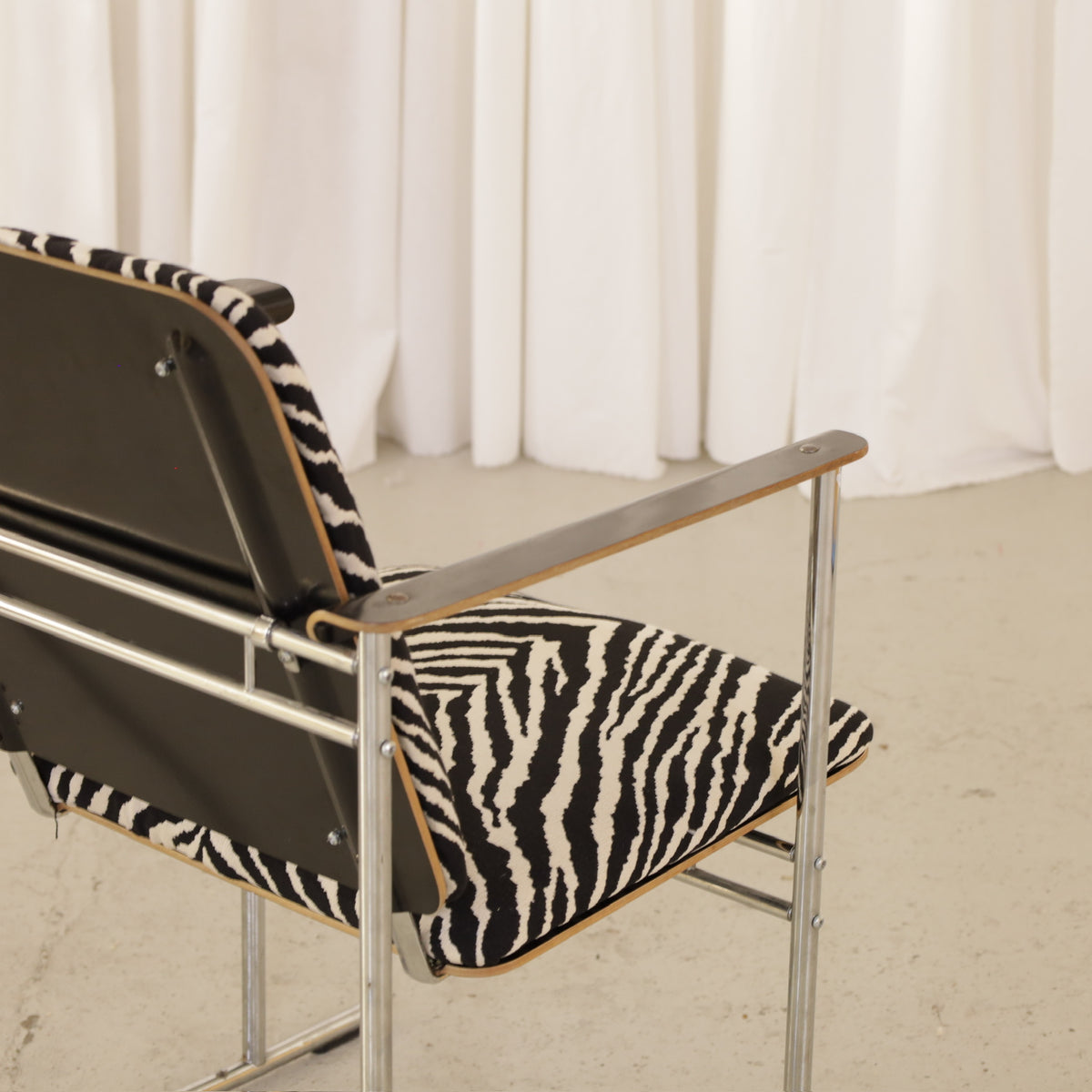 Yrjö Kukkapuro Skaala 472 Chair in Zebra-Pattern Fabric for Avarte, skaala armchair, rear frame and seat detail