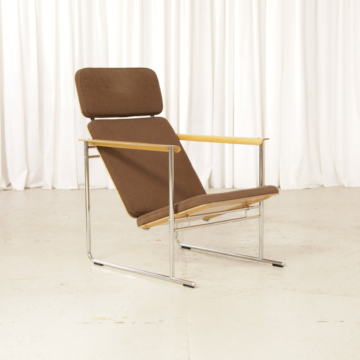 Yrjö Kukkapuro Skaala 475 Armchair in Brown Wool for Avarte, yrjö Kukkapuro Skaala armchair in brown wool, front three-quarter view