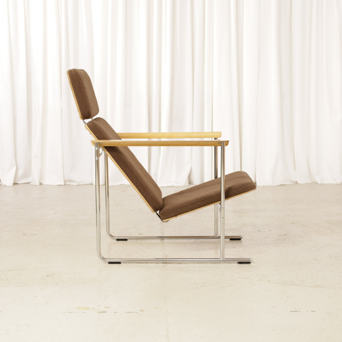 Yrjö Kukkapuro Skaala 475 Armchair in Brown Wool for Avarte, yrjö Kukkapuro Skaala armchair in brown wool, side view