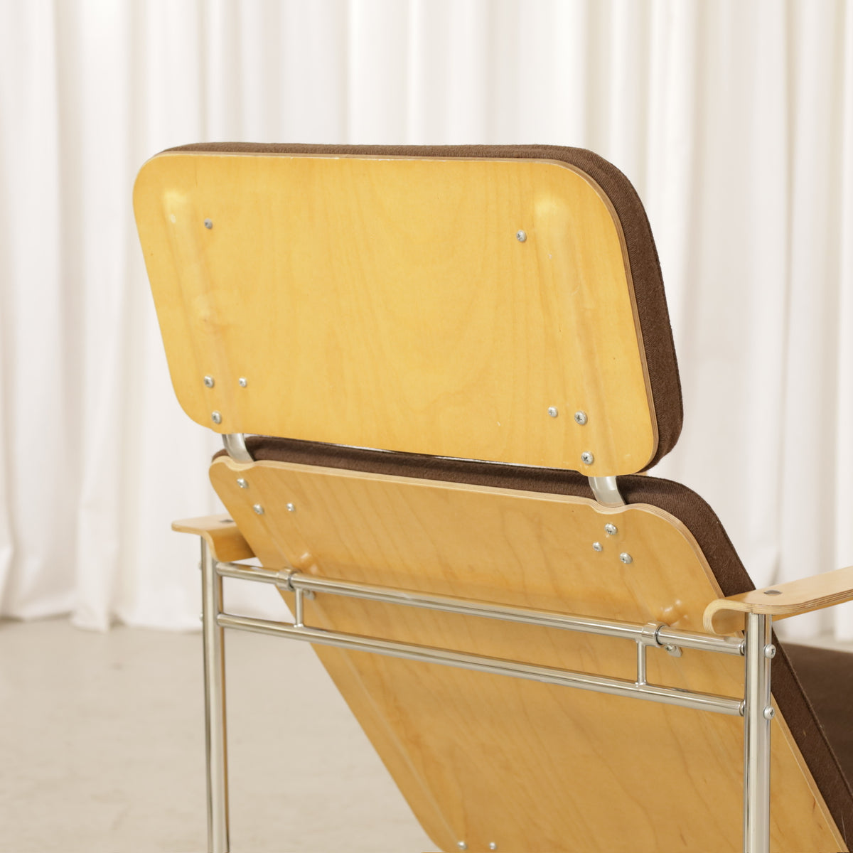 Yrjö Kukkapuro Skaala 475 Armchair in Brown Wool for Avarte, skaala armchair rear construction and formed wood back panels