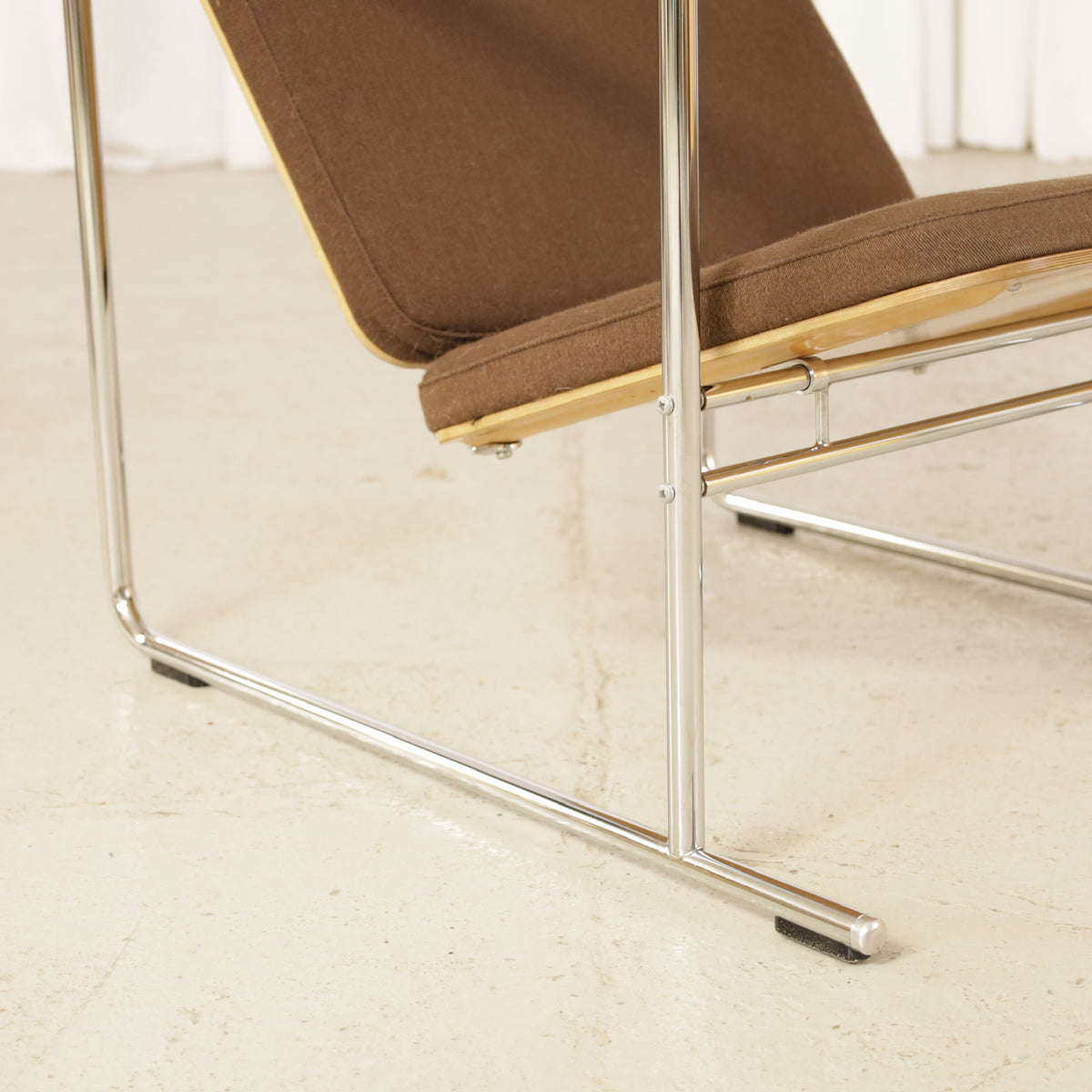 Yrjö Kukkapuro Skaala 475 Armchair in Brown Wool for Avarte, skaala armchair wooden armrest detail