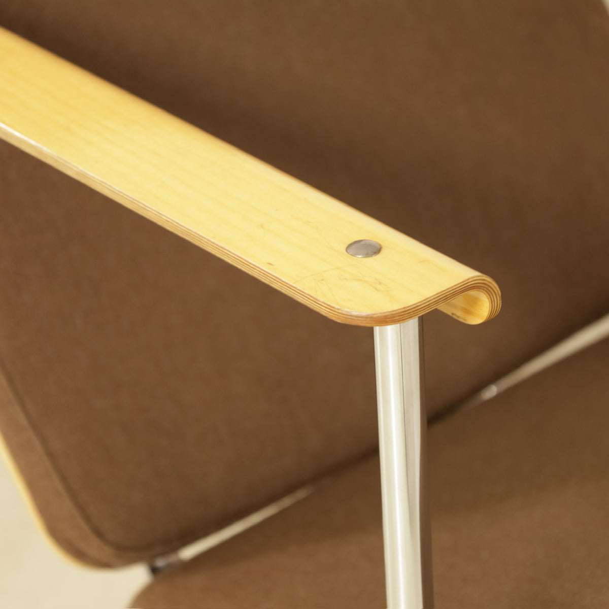 Yrjö Kukkapuro Skaala 475 Armchair in Brown Wool for Avarte, skaala armchair frame and underside detail