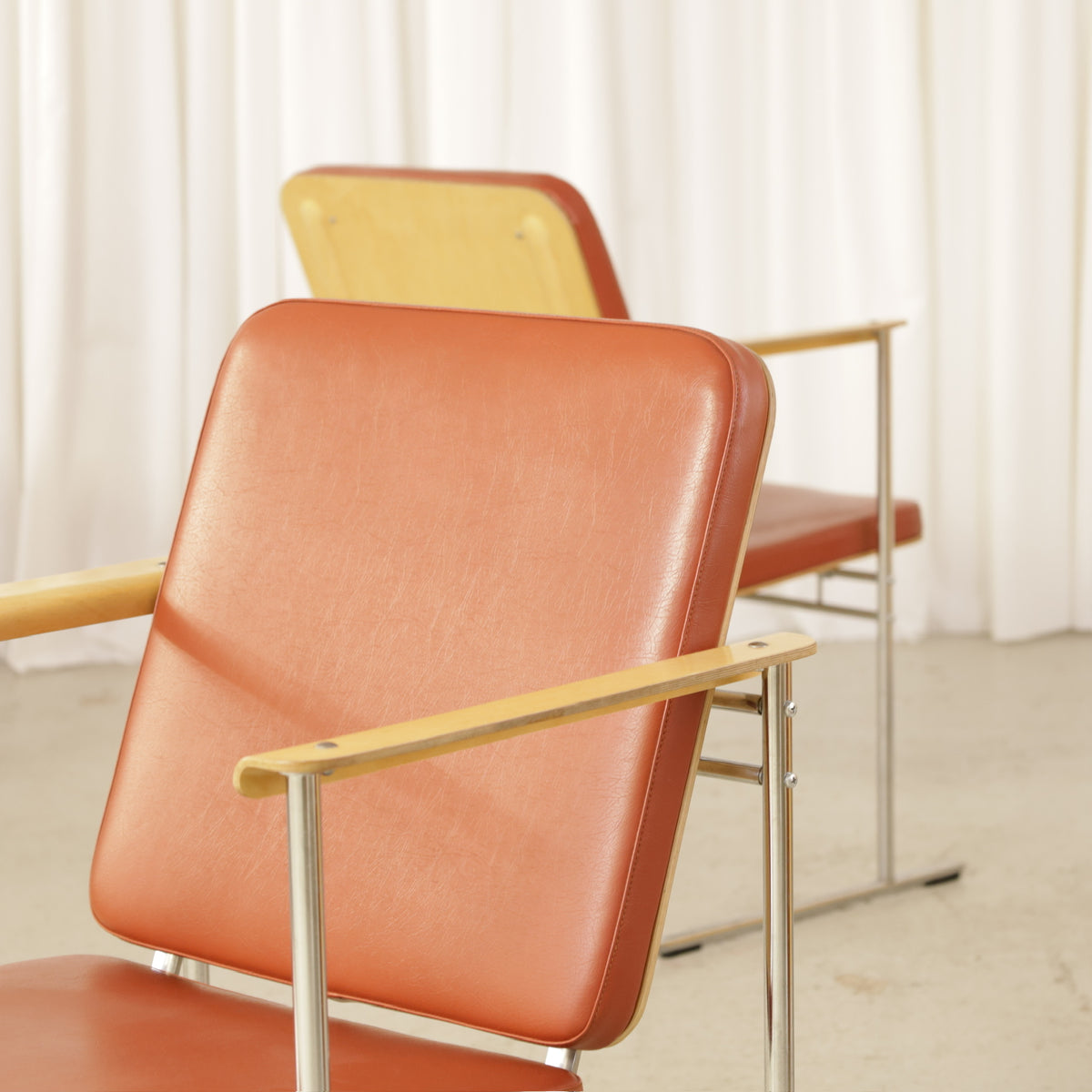 Yrjö Kukkapuro Skaala Armchair in Rust-Red Leather for Avarte, front three-quarter detail of Skaala armchair in rust-red leather