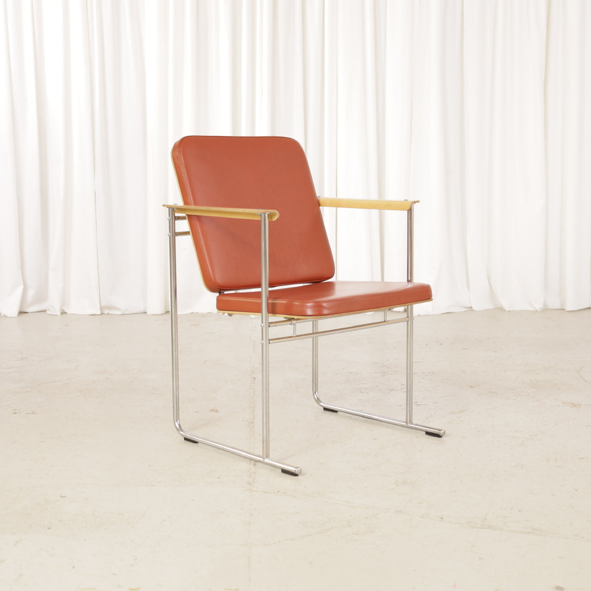 Yrjö Kukkapuro Skaala Armchair in Rust-Red Leather for Avarte, front three-quarter view of Yrjö Kukkapuro Skaala armchair in rust-red leather