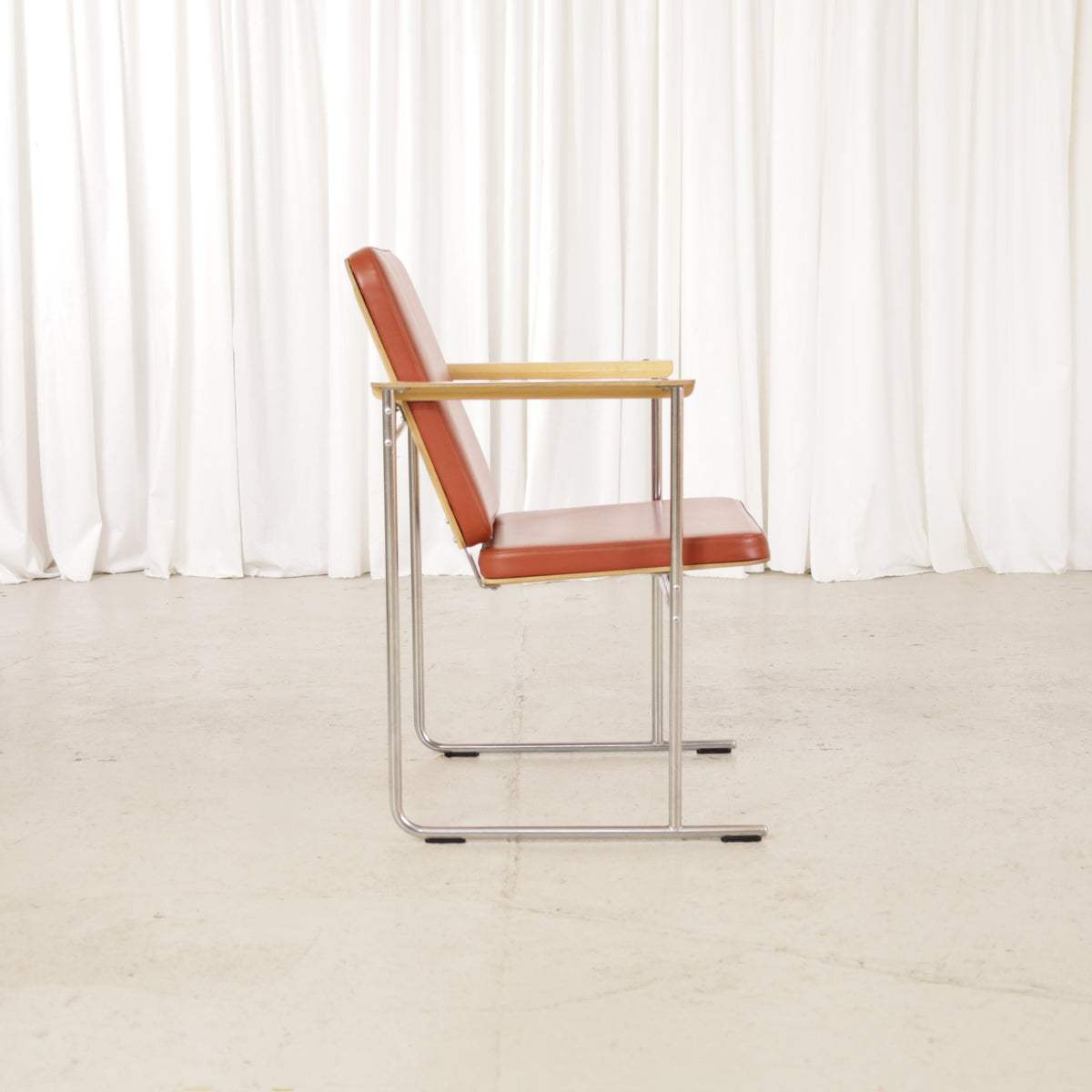 Yrjö Kukkapuro Skaala Armchair in Rust-Red Leather for Avarte, side view of Skaala armchair with chromed steel frame and birch armrests