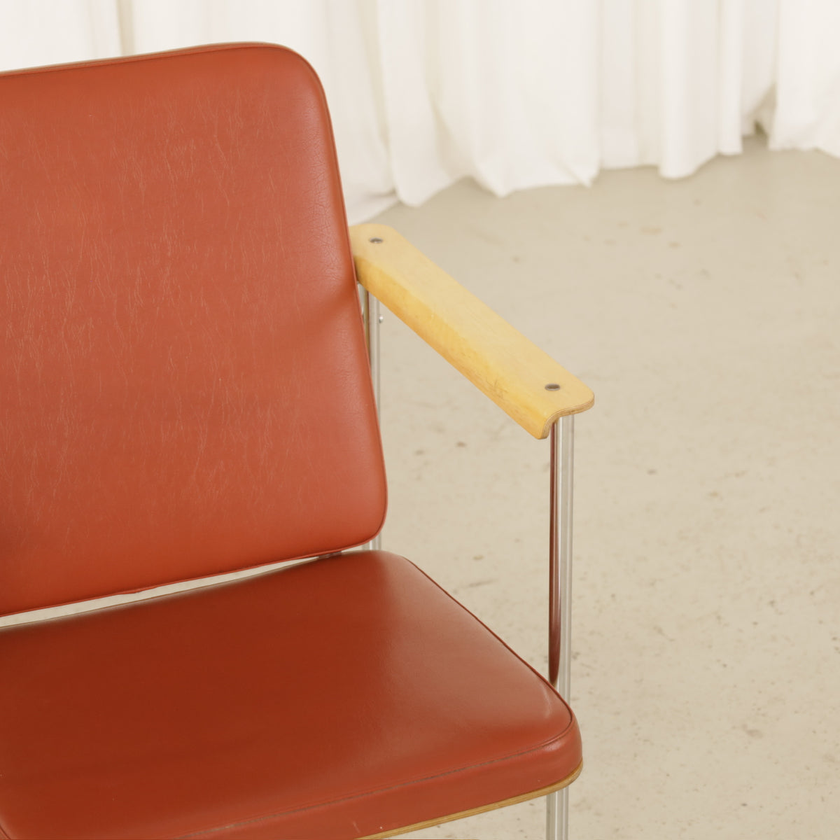 Yrjö Kukkapuro Skaala Armchair in Rust-Red Leather for Avarte, close-up of Skaala chair seat, backrest and armrest