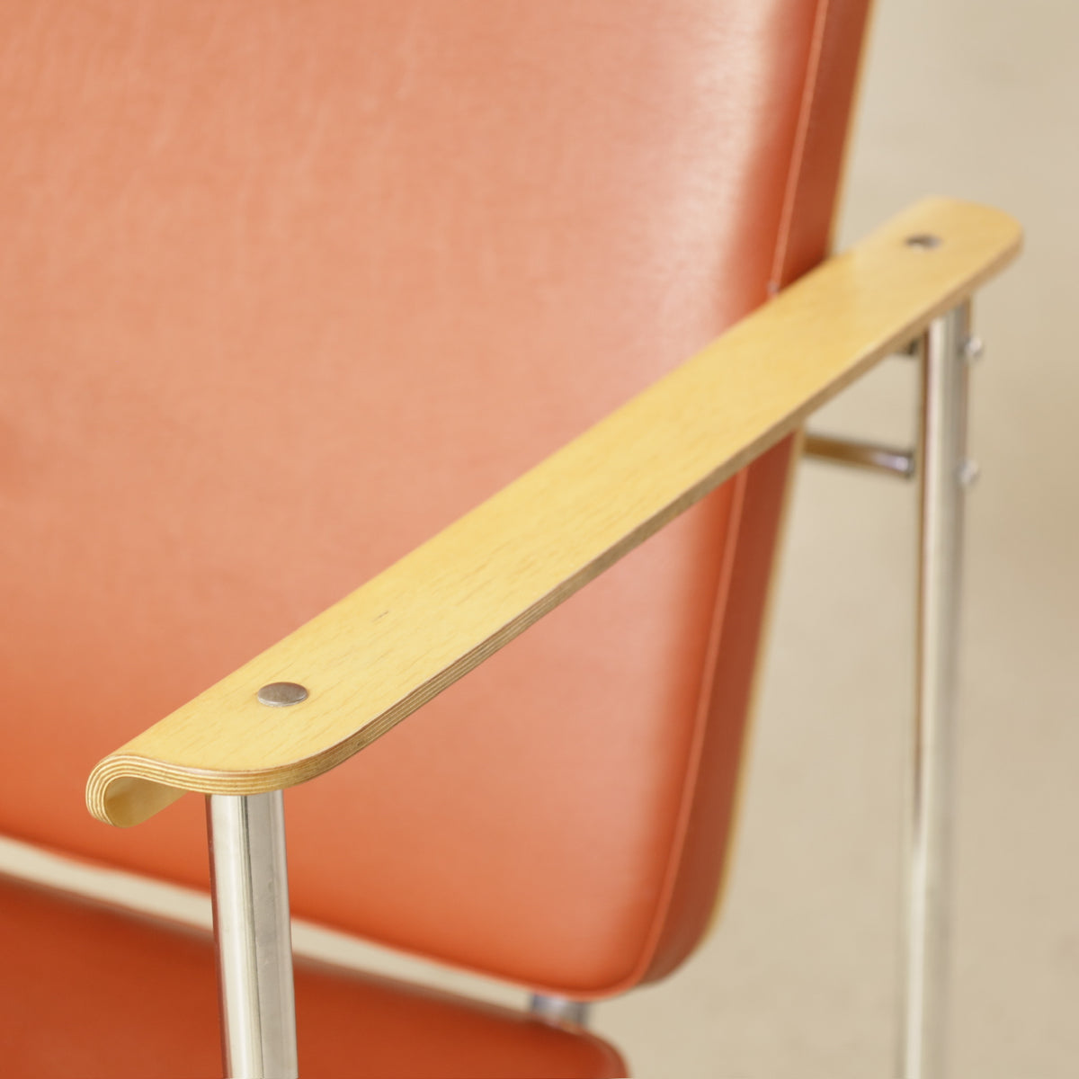 Yrjö Kukkapuro Skaala Armchair in Rust-Red Leather for Avarte, close-up of sculpted birch armrest on Skaala chair
