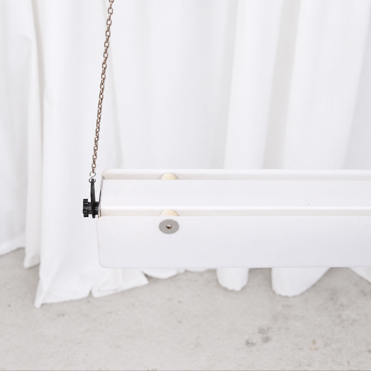 Detail of the acrylic housing, metal chain and end fitting